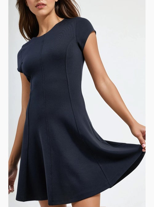 Robe patineuse courte à col en u busem - Kiabi Robe patineuse courte à col en u busem - Kiabi