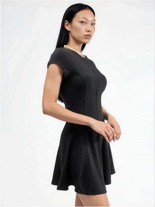 Robe patineuse courte à col en u busem - Kiabi Robe patineuse courte à col en u busem - Kiabi