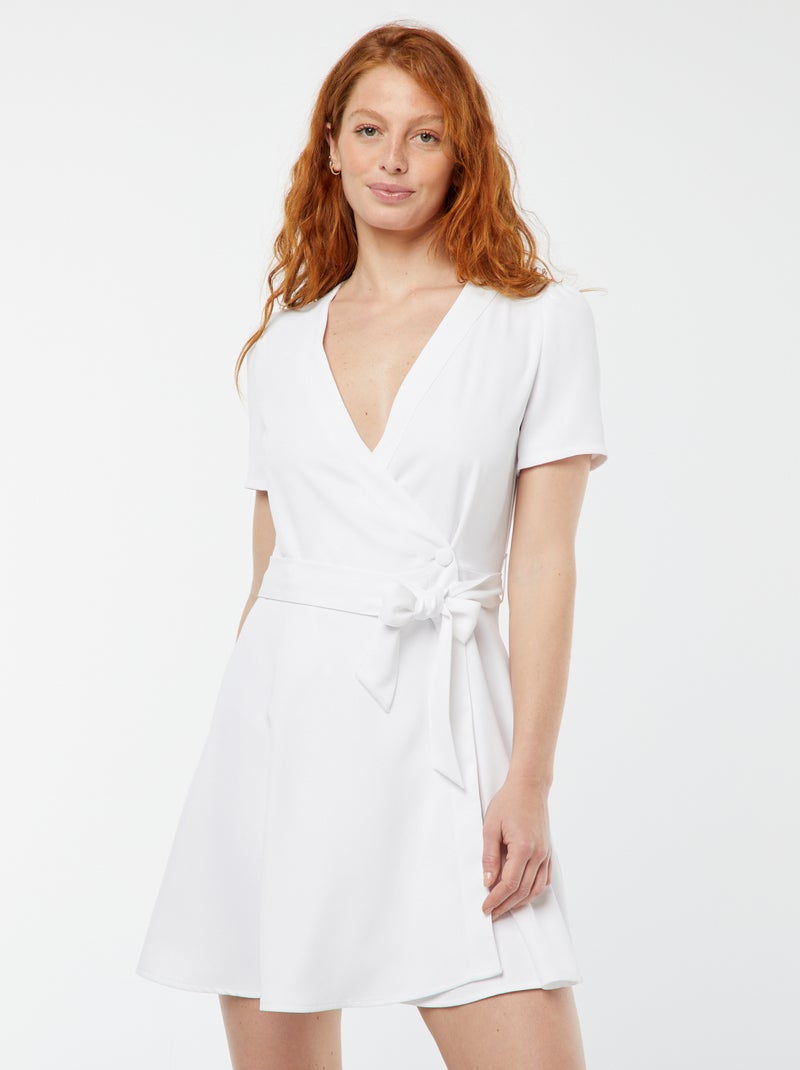 Robe portefeuille coupe courte avec col cache-cœur blanc - Kiabi