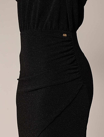 Robe portefeuille scintillante à manches longues et taille froncée.
'Deeluxe'