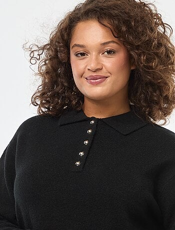 Robe pull en maille lourde avec boutons dorés au col