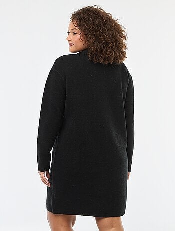 Robe pull en maille lourde avec boutons dorés au col
