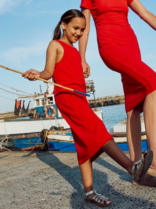 Robe sans manches ouverte dans le dos