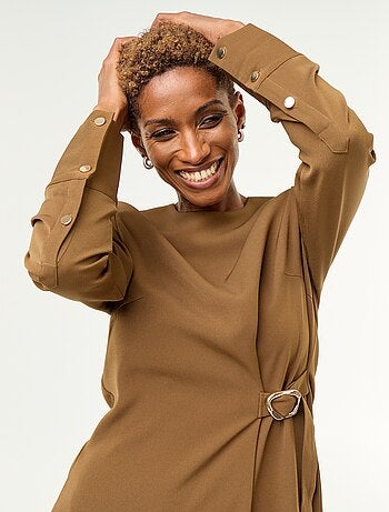 Robe unie avec détails dorés