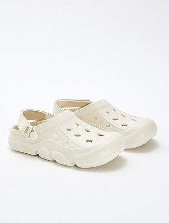 Sabots en plastique moulé