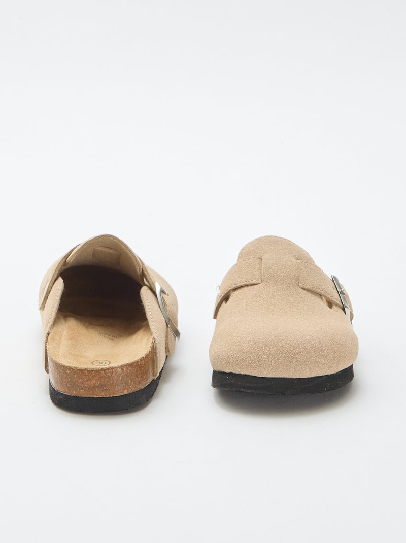 Sabots en suédine avec une boucle Beige - Kiabi