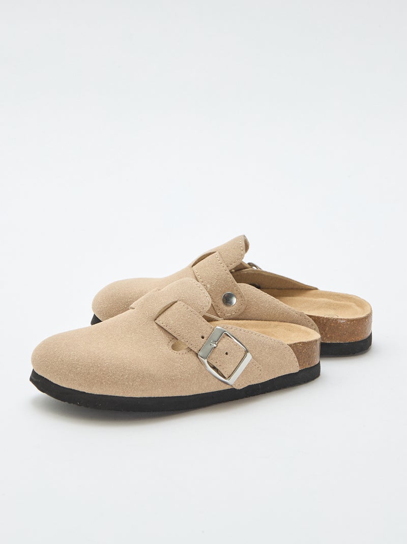 Sabots en suédine avec une boucle Beige - Kiabi