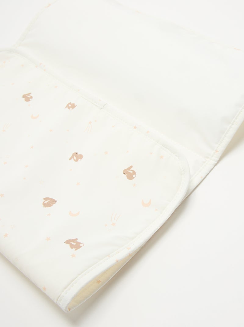 Sac à langer avec tapis à langer à l'intérieur et attache poussette. Blanc - Kiabi
