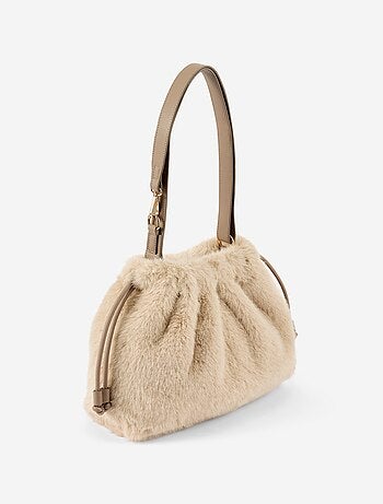 Sac forme bourse en maille poilue