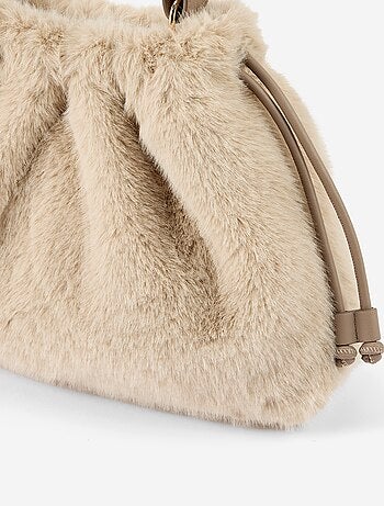 Sac forme bourse en maille poilue