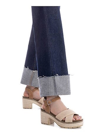 Sandale décontractée à talon avec boucle