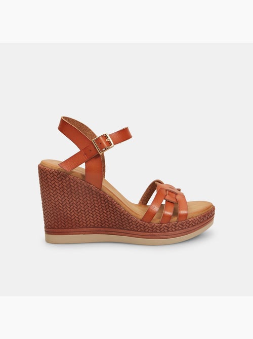 Sandales avec semelle compensée en similicuir tressé BATA - Kiabi Sandales avec semelle compensée en similicuir tressé BATA - Kiabi