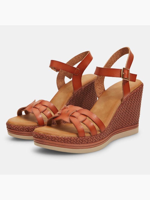 Sandales avec semelle compensée en similicuir tressé BATA - Kiabi Sandales avec semelle compensée en similicuir tressé BATA - Kiabi