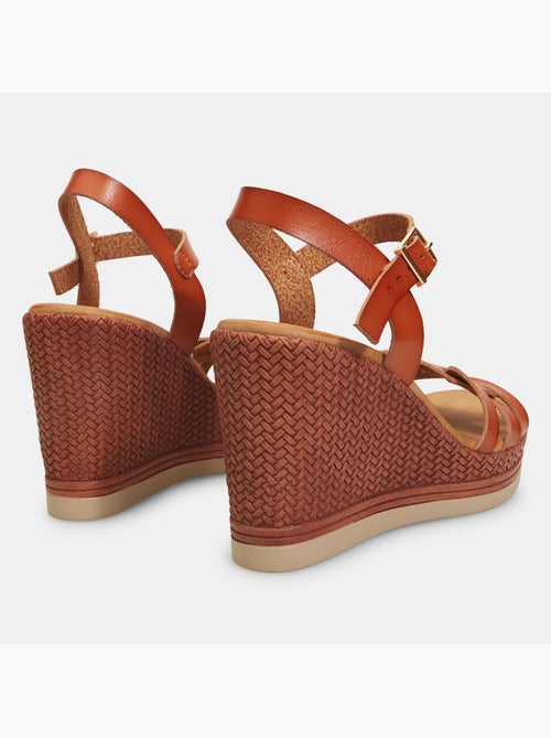 Sandales avec semelle compensée en similicuir tressé BATA - Kiabi Sandales avec semelle compensée en similicuir tressé BATA - Kiabi