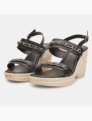 Sandales avec semelle compensée et chaîne BATA