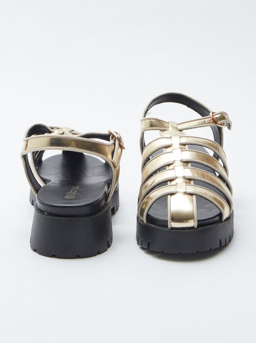 Sandales avec semelle crantée - Kiabi