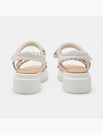 Sandales Bata avec brides croisées