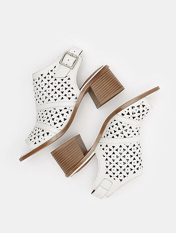 Sandales bout ouvert talon moyen en cuir ajouré BATA