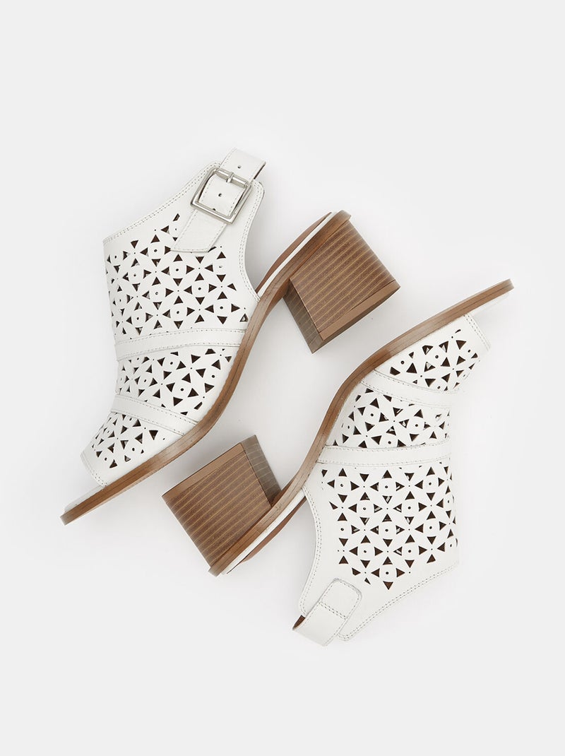 Sandales bout ouvert talon moyen en cuir ajouré BATA Blanc - Kiabi