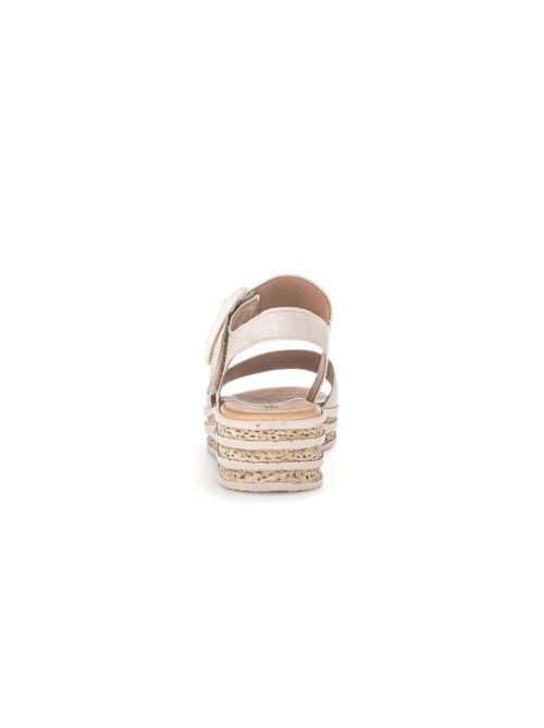 Sandales  clair en cuir velours - Kiabi