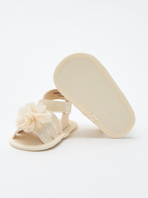 Sandales dorées avec fleur - Kiabi