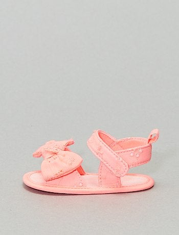 Sandales en broderie anglaise
