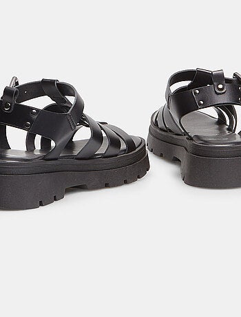 Sandales en cuir à fines brides. BATA