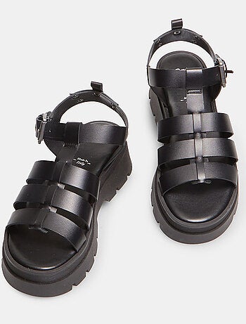 Sandales en cuir à fines brides. BATA