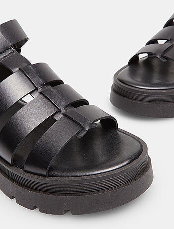 Sandales en cuir à fines brides. BATA