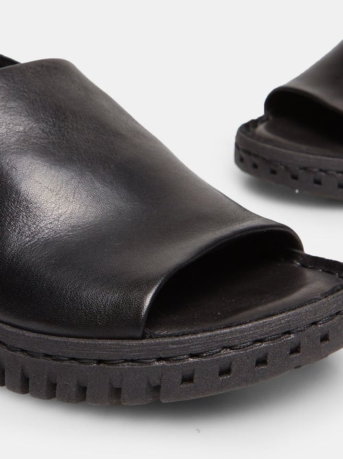 Sandales en cuir avec bride élastique BATA - Kiabi Sandales en cuir avec bride élastique BATA - Kiabi