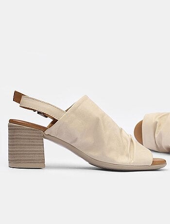Sandales en cuir avec talon BATA