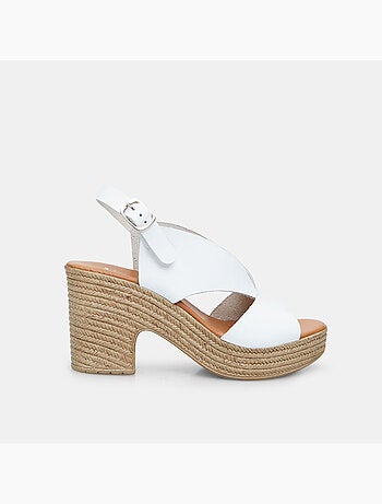 Sandales en cuir avec talon BATA