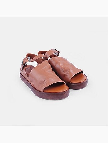 Sandales en cuir avec talon BATA