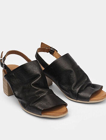 Sandales en cuir avec talon BATA