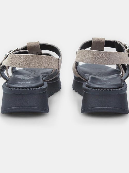 Sandales en daim avec plateform BATA - Kiabi Sandales en daim avec plateform BATA - Kiabi