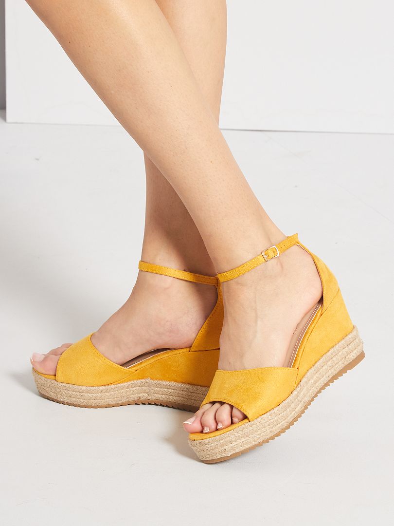Sandales en suédine compensées jaune - Kiabi