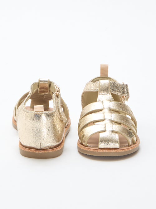 Sandales plates à brides fermées brillantes - Kiabi