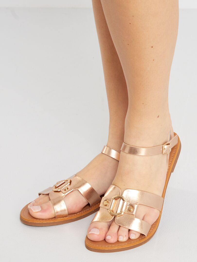 Sandales plates avec détails argentés beige foncé - Kiabi