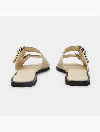 Sandales plates avec double bride et boucle Bata
