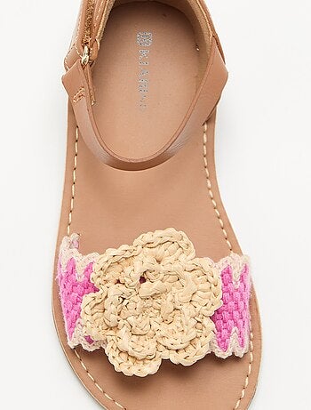 Sandales plates avec fleurs fantaisies