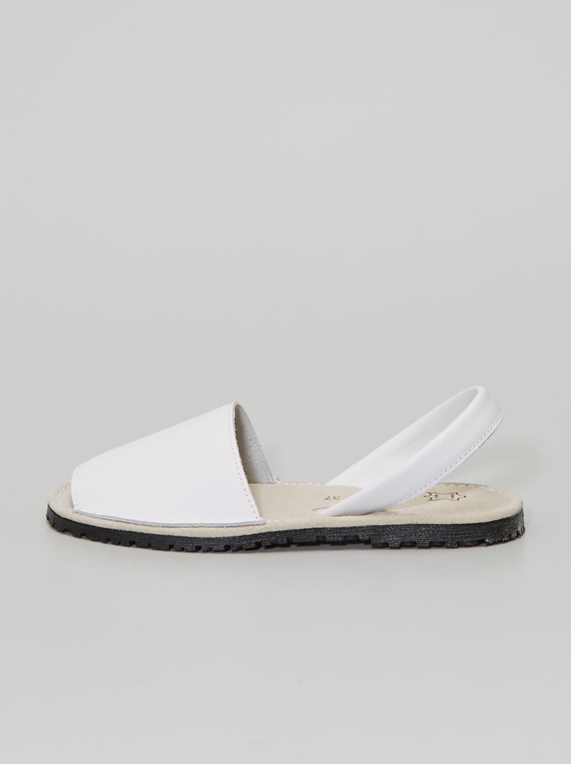 Sandales plates en cuir blanc - Kiabi