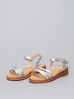 Sandales plates en simili argenté - Kiabi