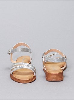 Sandales plates en simili argenté - Kiabi