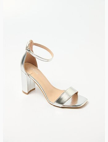 Sandales talon haut bout carré à brides