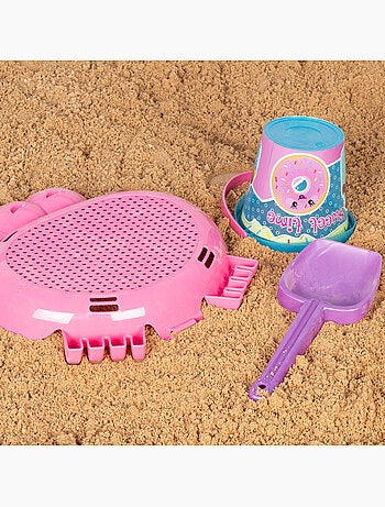 Seau de plage avec accessoires et crabe de plage coloré color beach