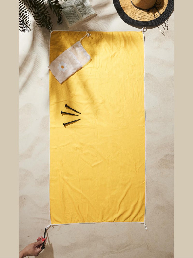 Serviette de plage avec ses piquets collection PLAYA Jaune - Kiabi