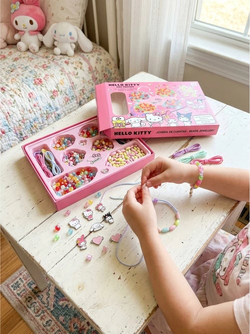 Set bijoux & Perles Hello Kitty and Friends – Plus de 1000 pièces - Kiabi Set bijoux & Perles Hello Kitty and Friends – Plus de 1000 pièces - Kiabi