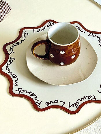 Set de table rond rigide avec écriture décorative