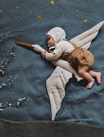 Sevira kids | trophée mural cigogne en lin beige – décoration chambre bébé enfant