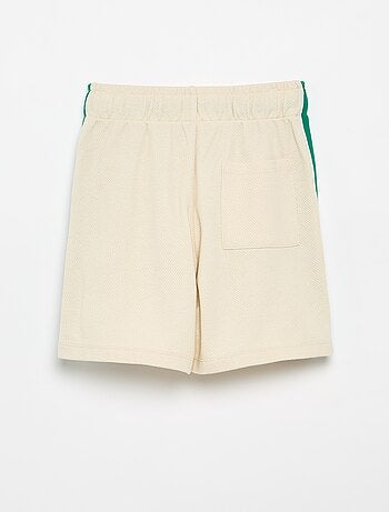 Short ample avec lignes contrastées sur les côtés